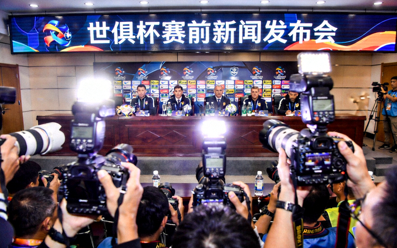 世俱杯赛前新闻发布会现场，媒体记者举起相机拍摄